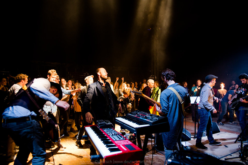 Surnatural Orchestra / Le Bal à Momo